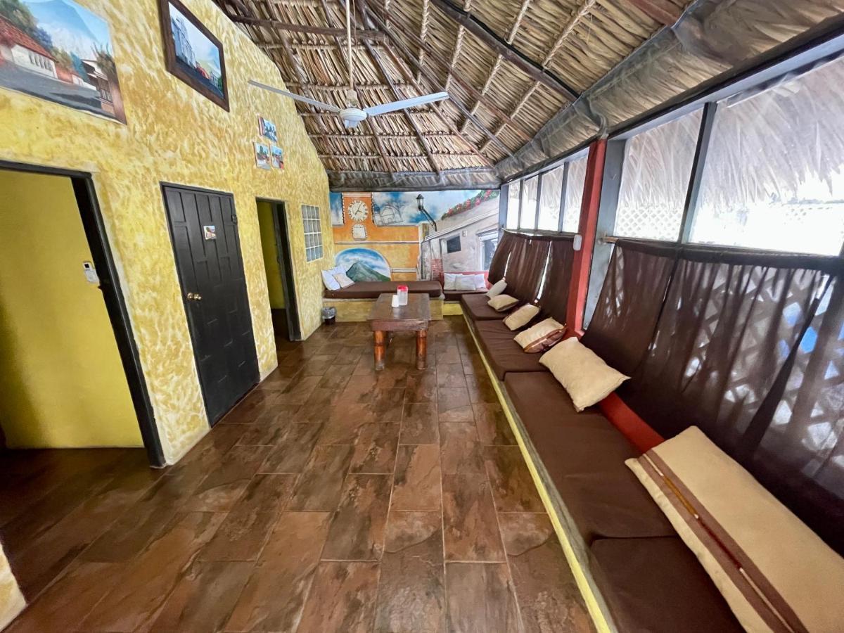 Johnnys Place Hotel Monterrico Εξωτερικό φωτογραφία